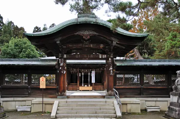 Şehirdeki geleneksel tapınak binasının manzarası