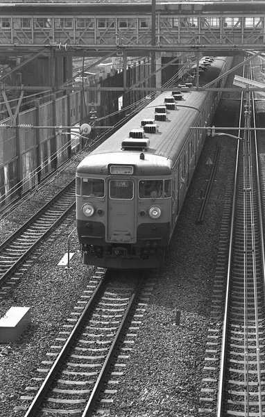 Tren, şehirdeki tren istasyonunda hareket ediyor.