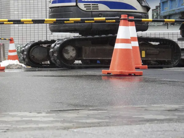 yol ağır makinelerle çalışır