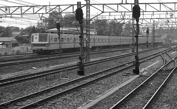 Tren demiryolunda ilerliyor.