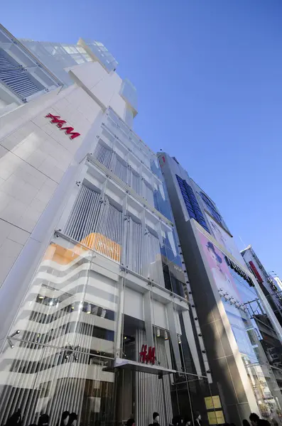 Tokyo 'daki HM mağazasının cephesi 