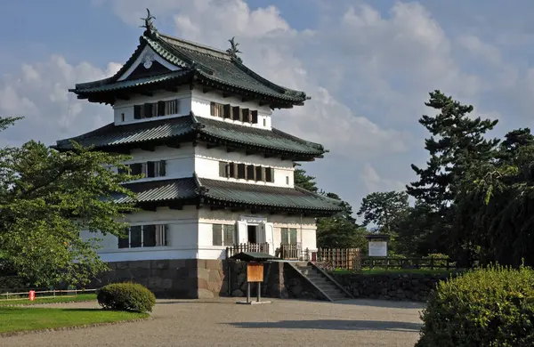 Gündüz resmedilmiş geleneksel Japon tapınağı manzarası