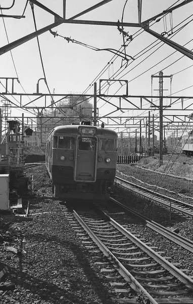 Tren demiryolunda ilerliyor.