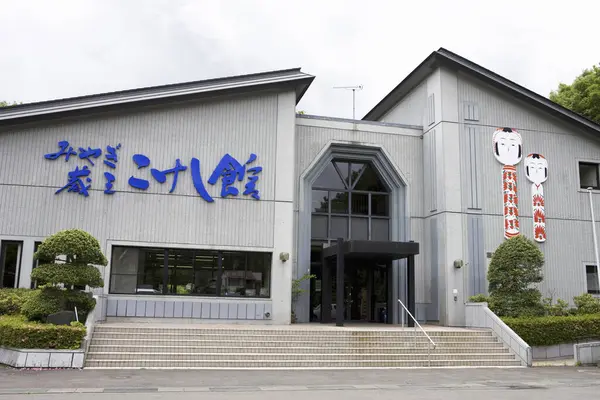 Şehirdeki bir binanın görüntüsü