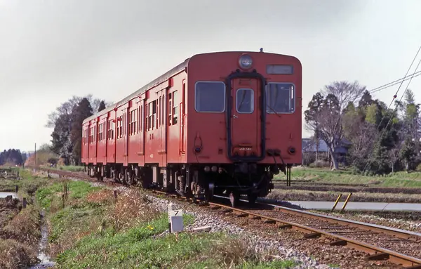 Tren demiryolunda ilerliyor.