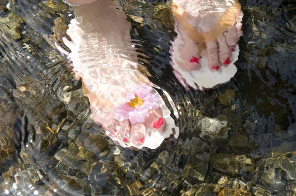 Vrouwelijke Voeten Dragen Flip Flops Het Water — Stockfoto