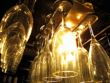 Barda asılı boş bardakların yakın plan görüntüsü.