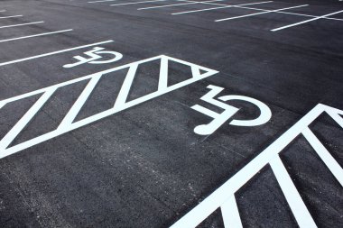 Boş otopark. Asfalt yolda beyaz park işaretleri          