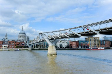 Milenyum Köprüsü, St Paul Katedrali, Londra 'daki Ludgate Tepesi' nin tepesinde yer almaktadır.