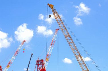 Gökyüzü arka planında inşaat vinçleri.