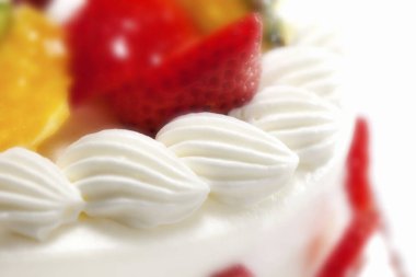 Kremalı, meyveli ve meyveli pastanın yakın plan görüntüsü.     