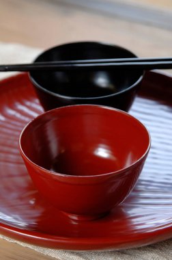 Çubuklu kırmızı ve siyah kaseler.