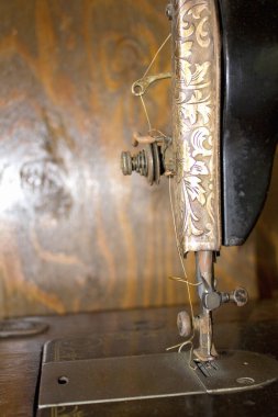 Eski dikiş makinesinin detaylarını gösteren yakın plan