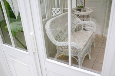 Evdeki beyaz sandalye, pencereden manzara 