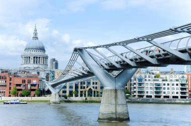 Milenyum Köprüsü, St Paul Katedrali, Londra 'daki Ludgate Tepesi' nin tepesinde yer almaktadır.