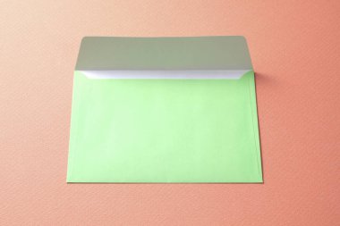 Turuncu arkaplanda boş yeşil zarf