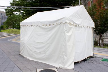 Japonya 'da gündüz vakti halka açık bir sokakta beyaz bir çadır.