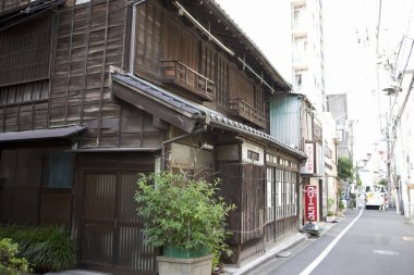 Yaz günü geleneksel Japon sokak manzarası