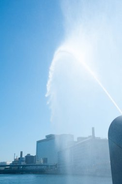 Su fıskiyesi açık mavi gökyüzüne fışkırıyor.