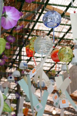 Arka planda renkli Japon rüzgâr çanları, kapatın.