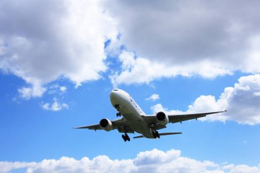 Bulutların üzerinde uçan uçak