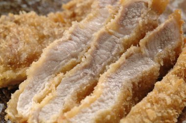 Tavada taze domuz eti var. Kapatın.