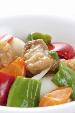 Tatlı ve Ekşi Domuz. Geleneksel Japon yemekleri