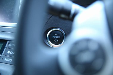 Modern araba iç mekanında güç düğmesinin yakın görüntüsü