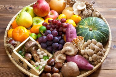 Sonbahar hasadı. taze organik meyveler, sebzeler, fındıklar ve mantarlar        