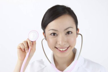 Beyaz arka planda steteskobu olan güzel bir hemşirenin portresi. 