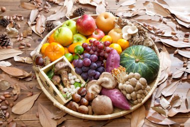 Sonbahar hasadı. taze organik meyveler, sebzeler, fındıklar ve mantarlar        