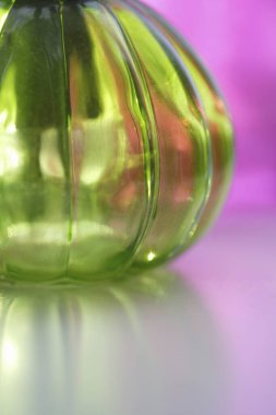  Masadaki yeşil cam vazo, kapat.