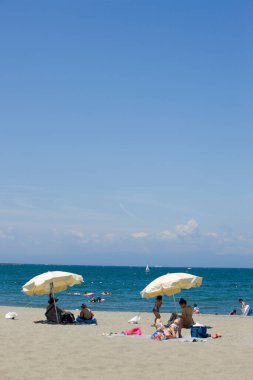 Japonya Hayama 'da turistlerin olduğu Morito Plajı