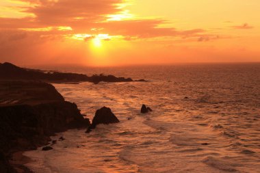 Güzel gün batımı güneşi denizin üzerinde. Seyahat kavramı