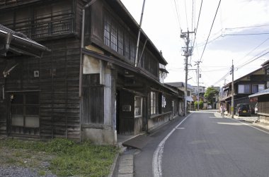 Geleneksel evleri olan Japon köyü.