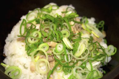 Yeşil soğanlı Japon pirinci, yakın plan.