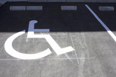 Şehirdeki asfalt yolda beyaz park tabelası