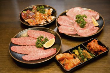 Tahta masada sığır eti ve sığır etinin yüksek açılı çekimi.