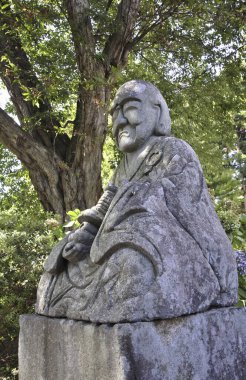 Bahçedeki eski heykel