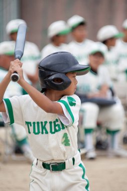Beyzbol oynayan genç Asyalı çocuk
