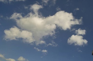 Güzel bulutlar mavi günbatımı gökyüzünde. doğal arkaplan