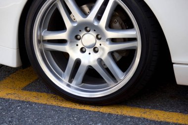 Araba tekerleği yolda.