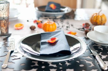 Şükran Günü dekorlu sonbahar sofrası, yakın plan.  