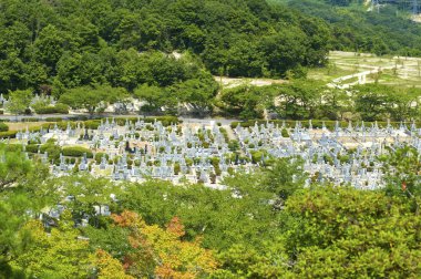  Japonya 'da yaz aylarında mezarlık ve mezarlar.