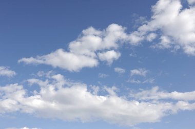 Mavi gökyüzünde güzel beyaz bulutlar. doğal arkaplan