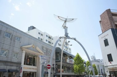 Yokohama, Kanagawa, Japonya: Yokohama 'da lüks butik dükkanlarının toplandığı Motomachi alışveriş caddesinin girişinin bir sembolü.