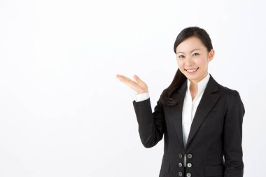 Gülümseyen iş kadını avuç içi gösteriyor 