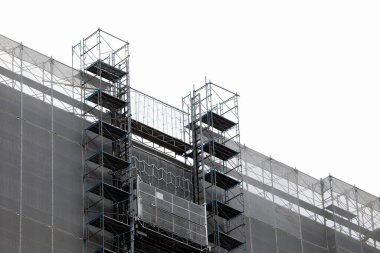 İnşaat alanındaki iskele. Şehrin modern mimarisi          