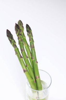 Beyaz arka planda taze organik kuşkonmazın yakın plan görüntüsü        