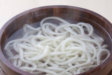 Lezzetli Asya pirinçli eriştenin yakın görüntüsü.